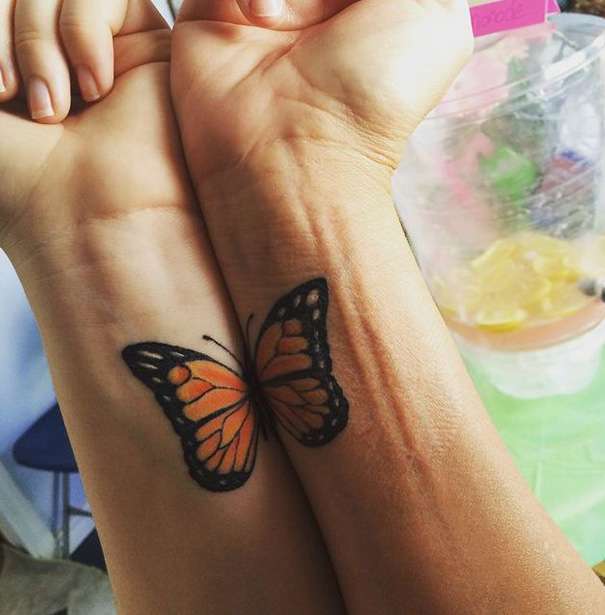 Tatuaje madre e hija media mariposa