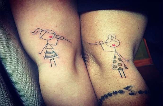 Tatuaje madre e hija teléfono de lata