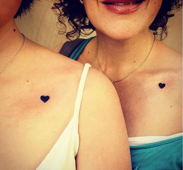 Tatuaje madre e hija corazón pequeño