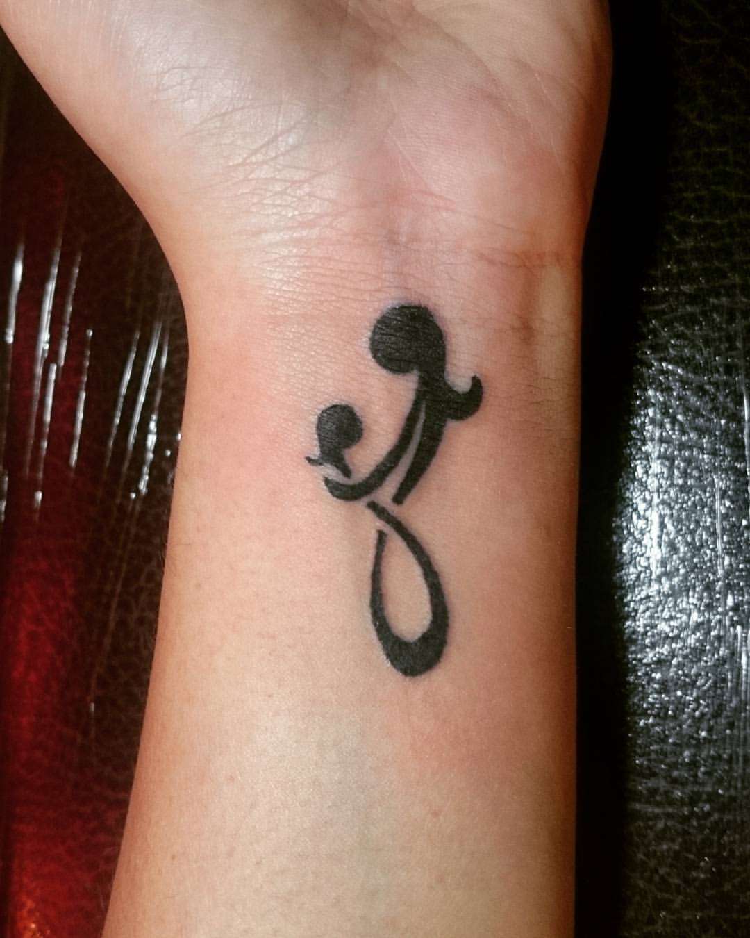 Tatuaje madre e hija en negro