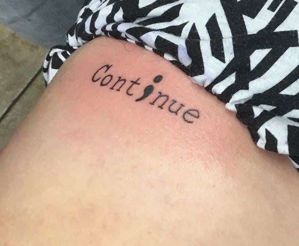 Tatuaje punto y coma continúa