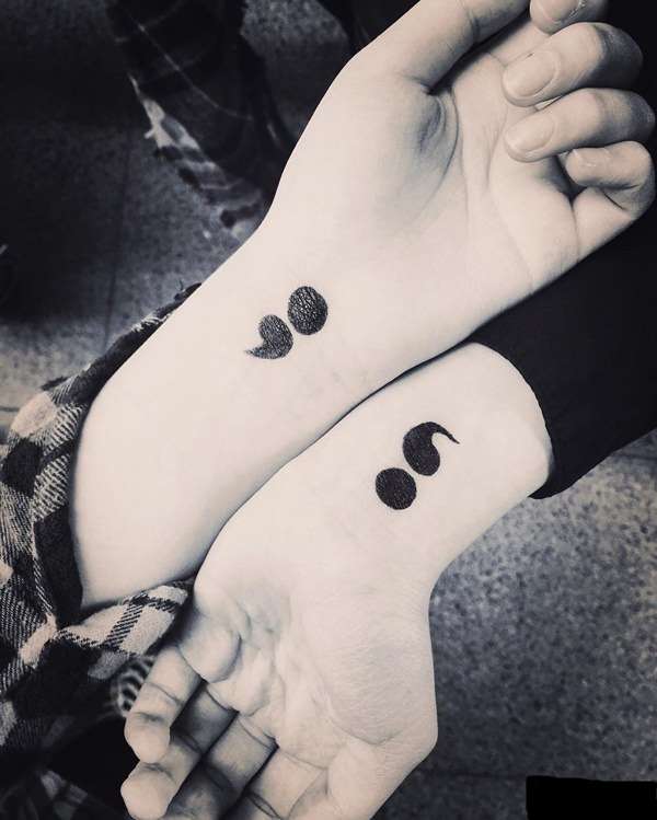 Tatuaje punto y coma en muñecas