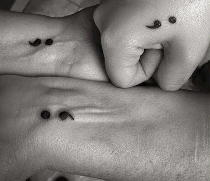 Tatuaje punto y coma triple