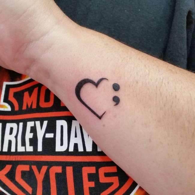 Tatuaje punto y coma corazón