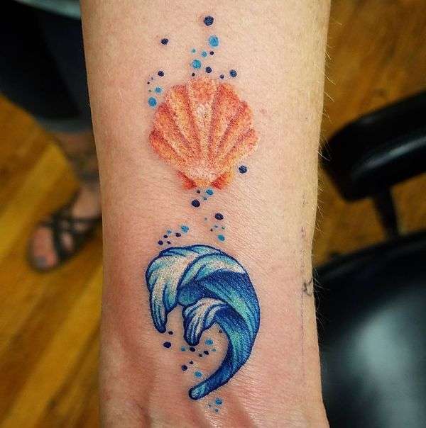 Tatuaje punto y coma marino