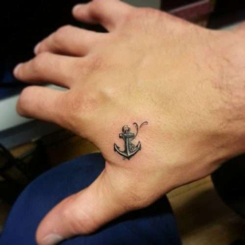 Tatuaje de ancla en la mano