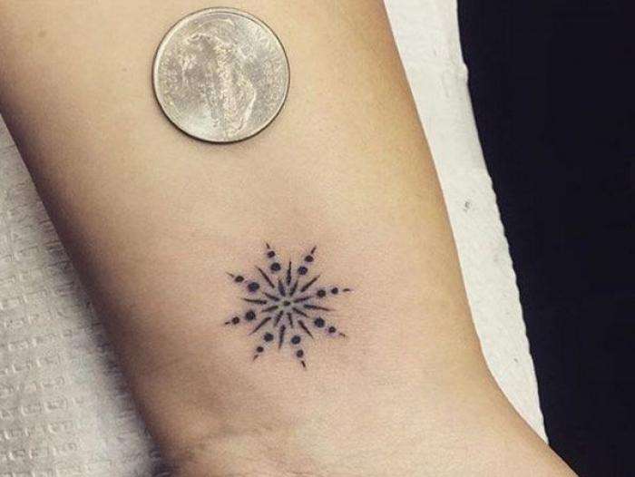 Tatuaje pequeño - estrella en la muñeca