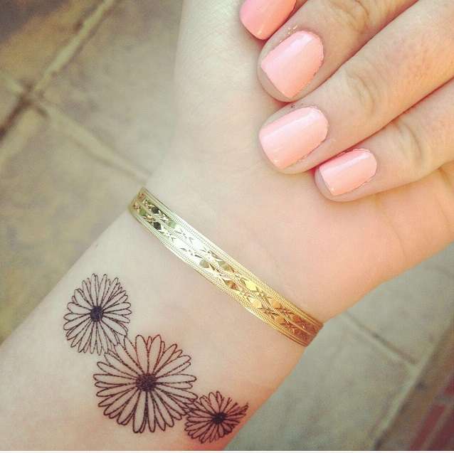 Tatuaje pequeño de flores en la muñeca