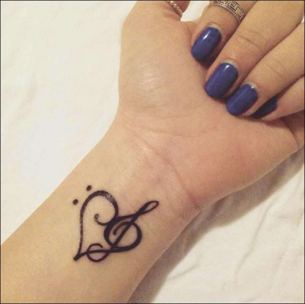 Tatuaje de corazón con clave de sol