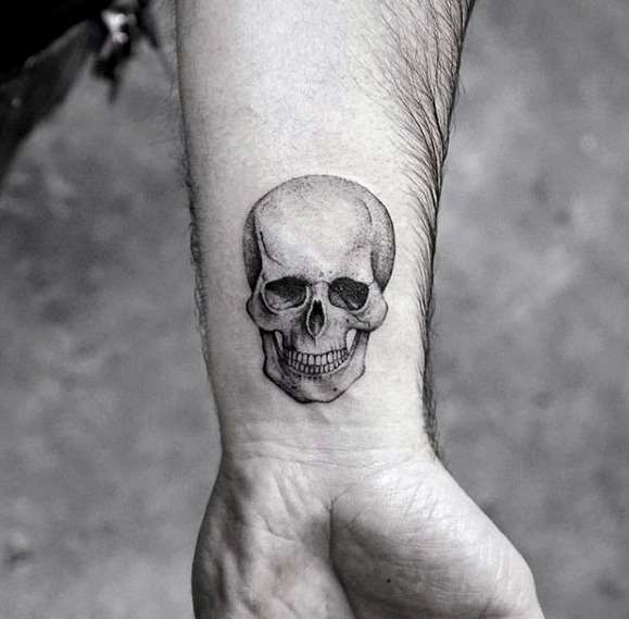 Tatuajes pequeños para hombres - calavera