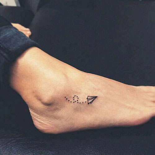 Tatuaje pequeño - avión de papel
