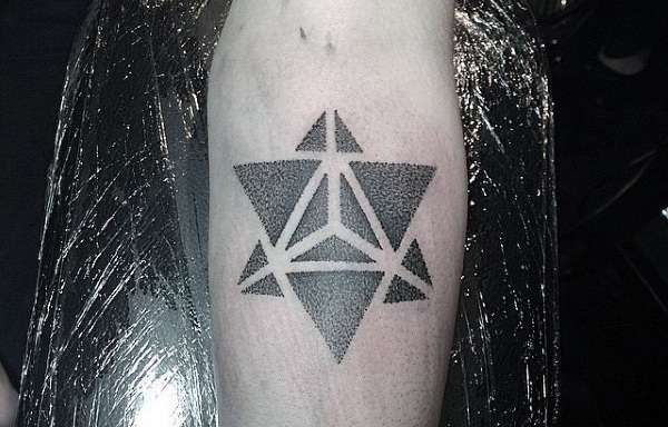 Tatuajes pequeños - figuras geométricas en negro