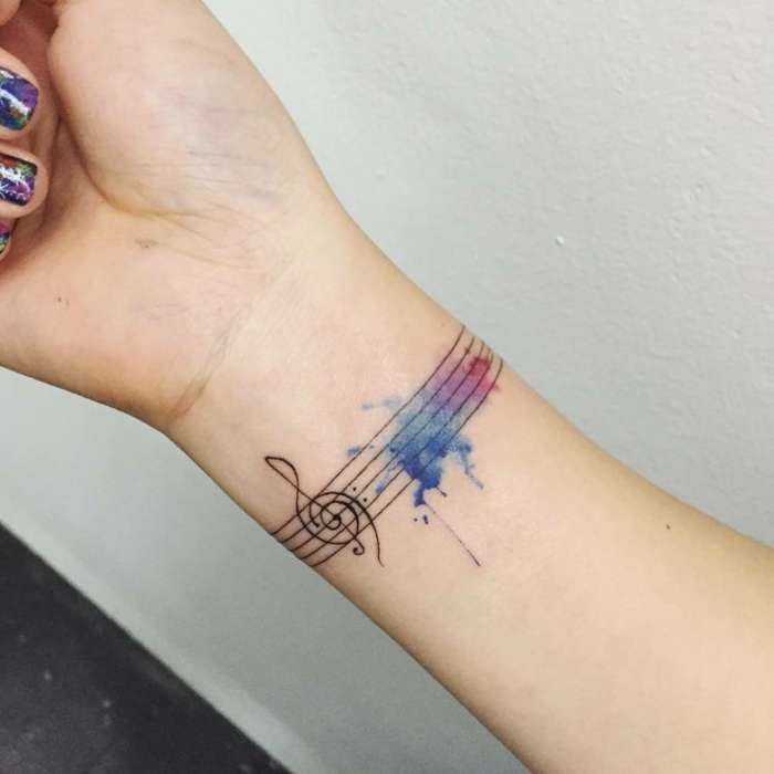 Tatuaje pequeño pentagrama sobre fondo de colores