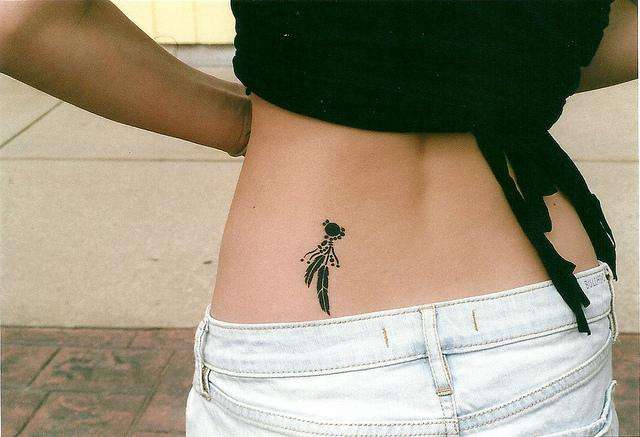 Tatuaje pequeño en la espalda baja