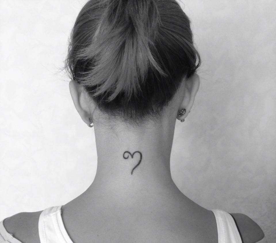 Tatuaje pequeño - corazón en la nuca