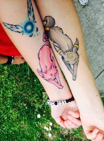 Tatuaje de mejores amigas en antebrazo