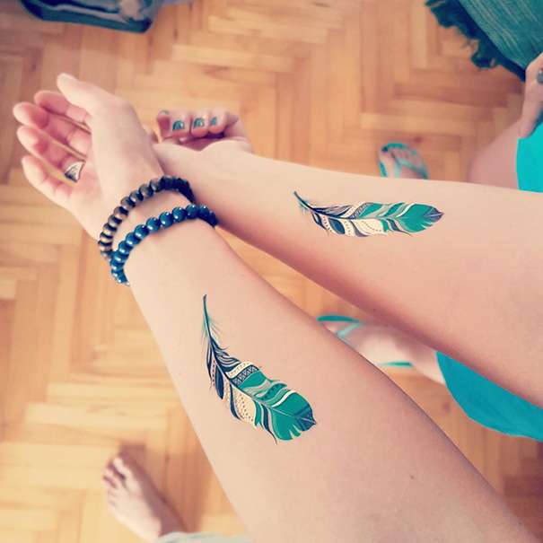Tatuaje de mejores amigas - plumas