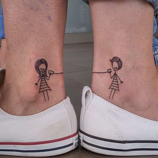 Tatuaje de mejores amigas en tobillo