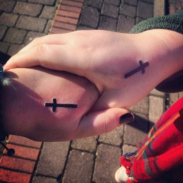 Tatuaje de mejores amigas cruz negra