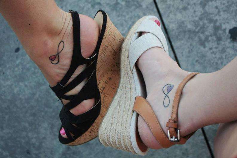 Tatuaje de mejores amigas - infinito y corazón