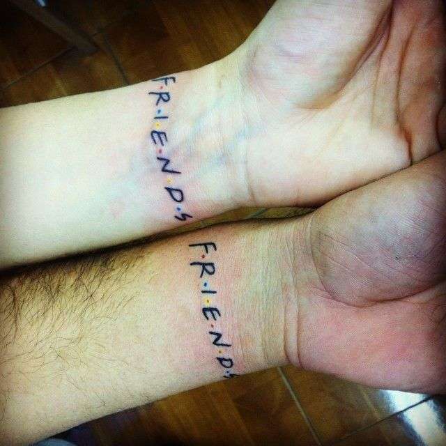 Tatuaje de mejores amigos en muñeca