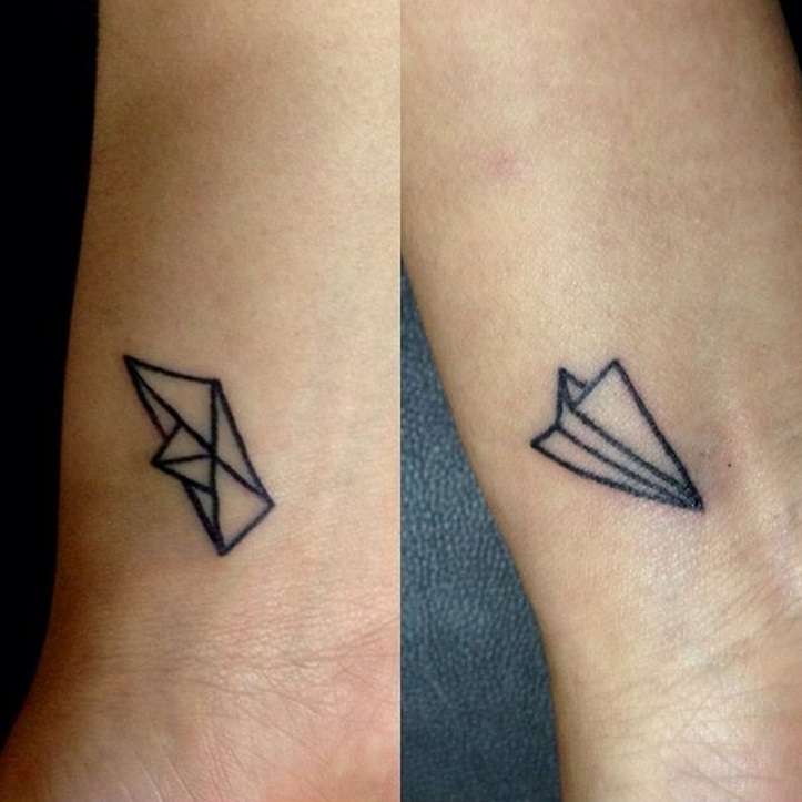 Tatuaje de mejores amigas barco y avión de papel