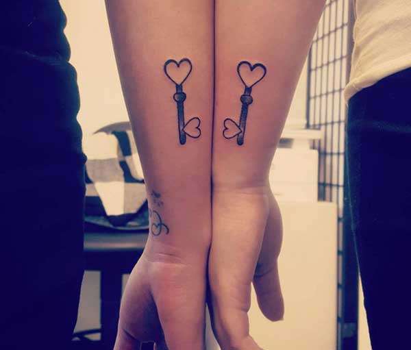 Tatuaje de mejores amigas llave de corazón