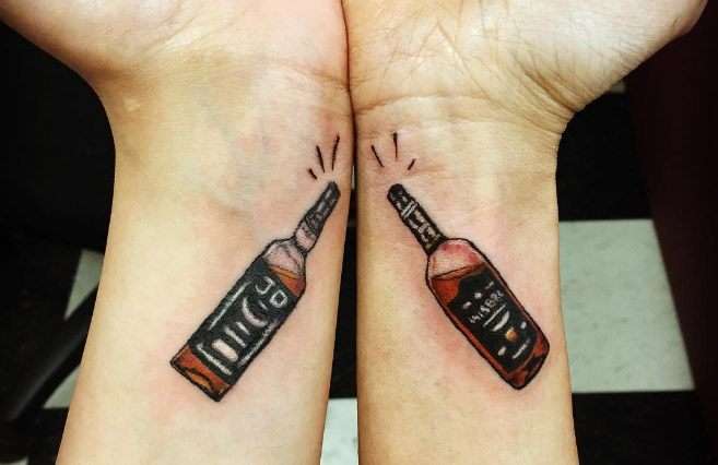 Tatuaje de mejores amigos - botellas de whisky