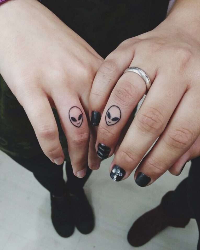 Tatuaje de mejores amigas - extraterrestres
