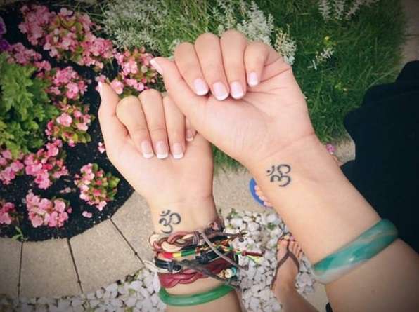 Tatuaje de mejores amigas en la muñeca
