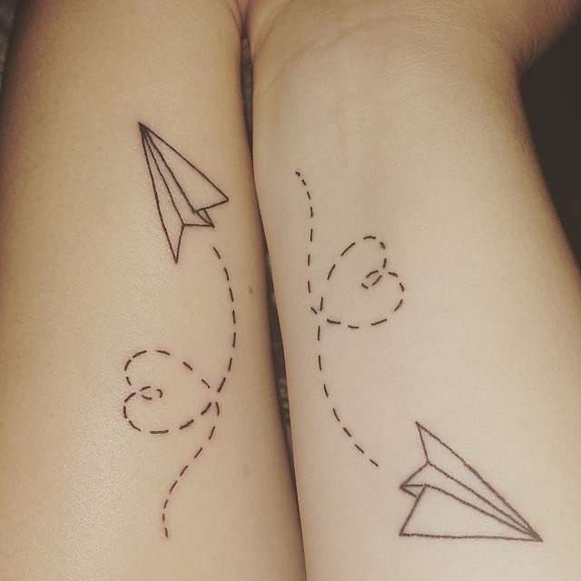 Tatuaje de mejores amigas - avión de papel