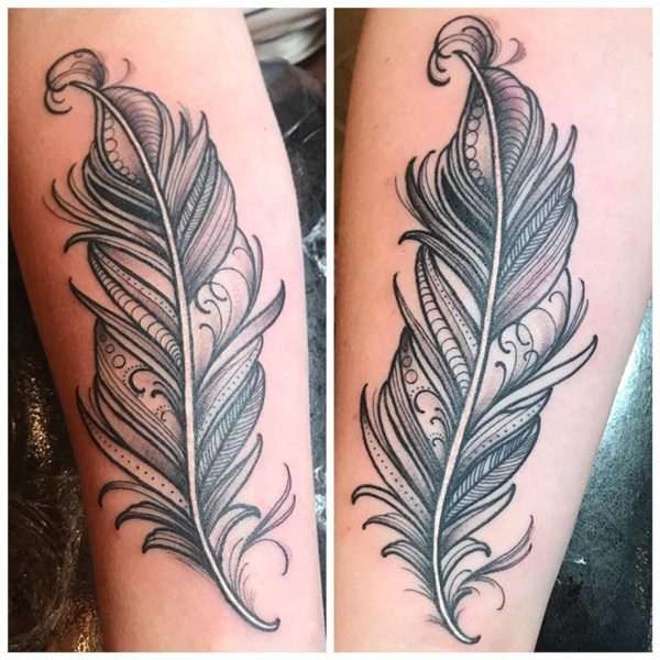 Tatuaje de pluma en blanco y negro
