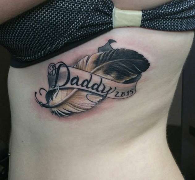 Tatuaje de pluma con dedicatoria