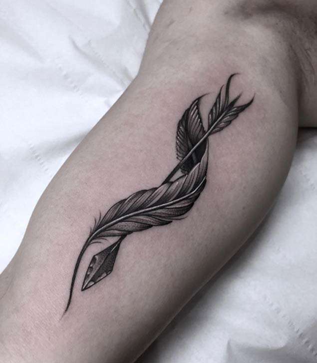 Tatuaje de pluma y flecha