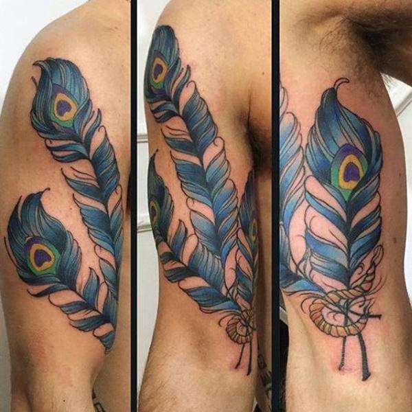 Tatuaje de tres plumas en el brazo