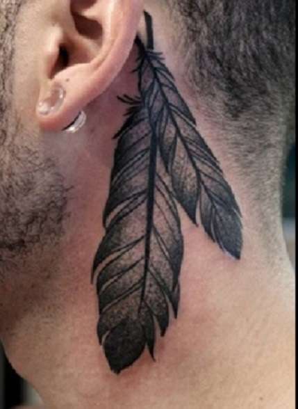 Tatuaje de dos plumas detrás de la oreja