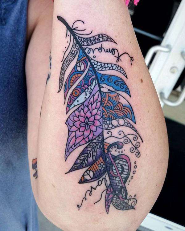 Tatuaje de pluma y clave de sol