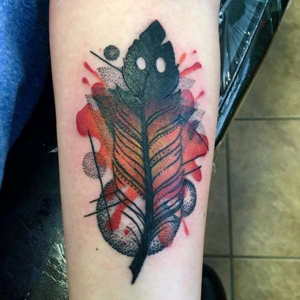 Tatuaje de pluma en puntillismo