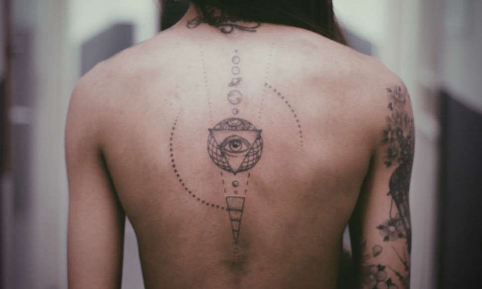 Tatuaje en la columna vertebral: ojo de la Providencia