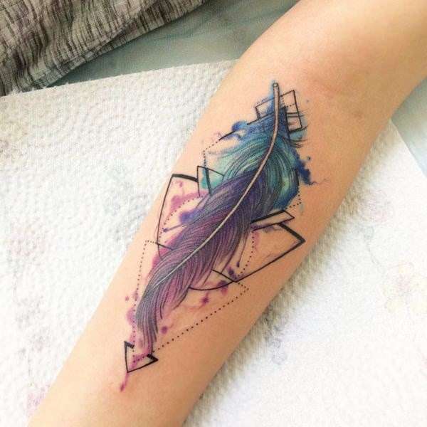 Tatuaje de pluma y figuras geométricas