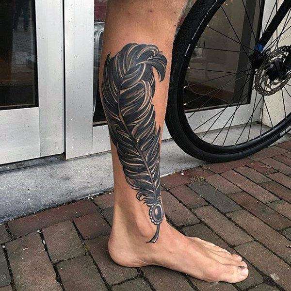 Tatuaje de pluma en la pierna