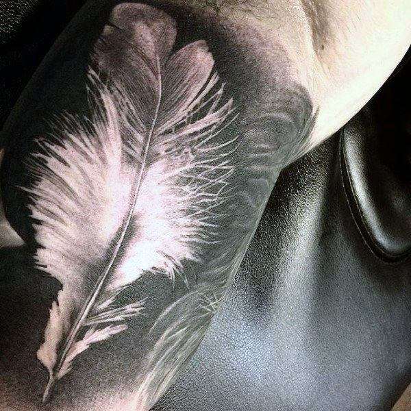 Tatuaje de pluma - blackwork