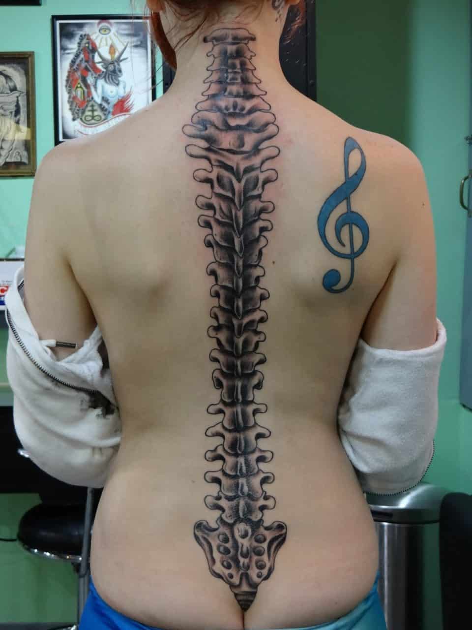 Tatuaje en la columna vertebral: vértebras
