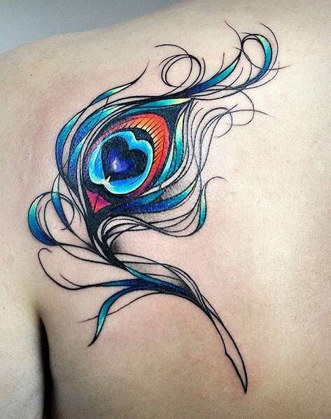 Tatuaje de pluma en omóplato