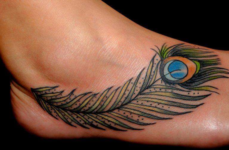 Tatuaje de pluma de pavo real