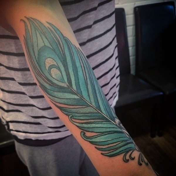 Tatuaje de pluma en antebrazo