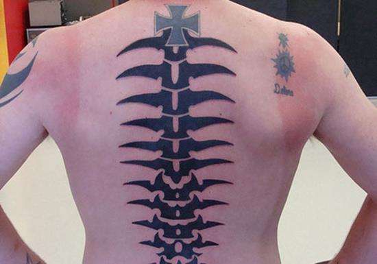 Tatuaje tribal en la columna vertebral