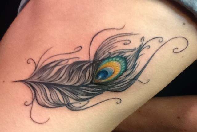 Tatuaje de pluma de pavo real