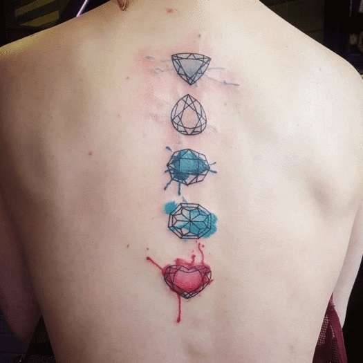 Tatuaje en la columna vertebral: diamantes en acuarela