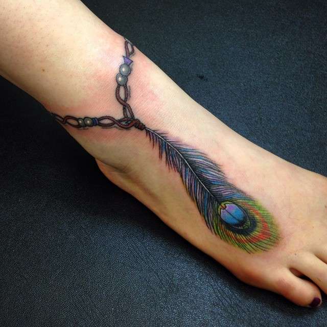 Tatuaje de pluma y tobillera